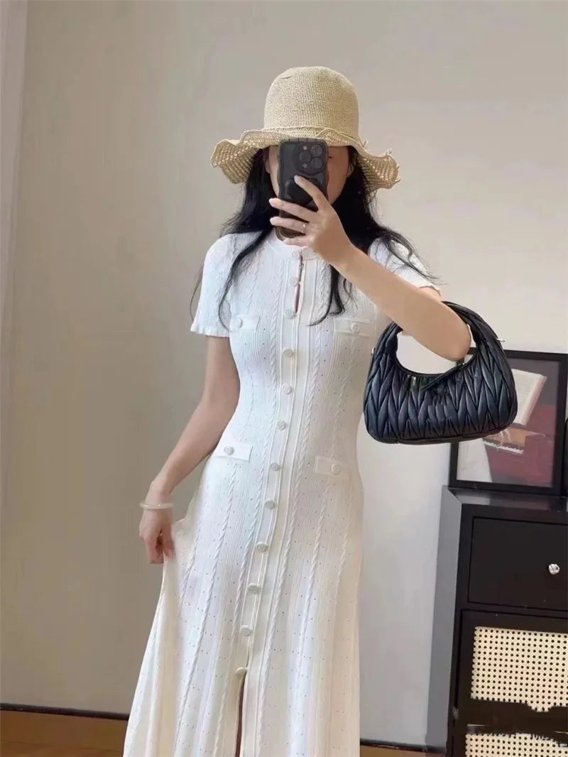 Robe longue élégante en tricot français ajouré, à fils, à simple boutonnage, coupe slim, style vintage à torsades, à boutons, à manches courtes à volants