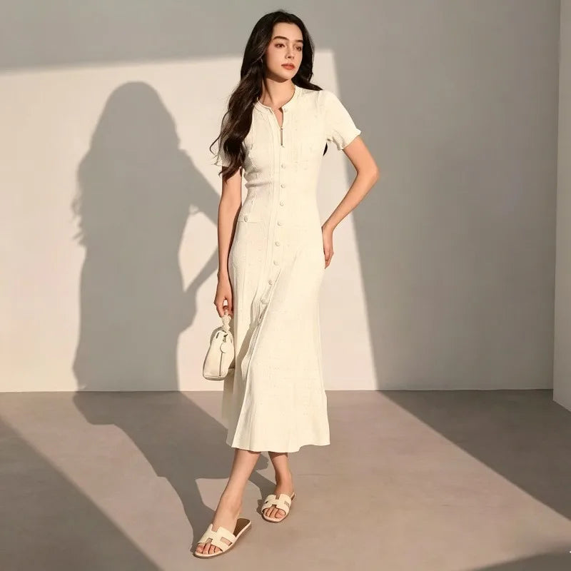 Robe longue élégante en tricot français ajouré, à fils, à simple boutonnage, coupe slim, style vintage à torsades, à boutons, à manches courtes à volants