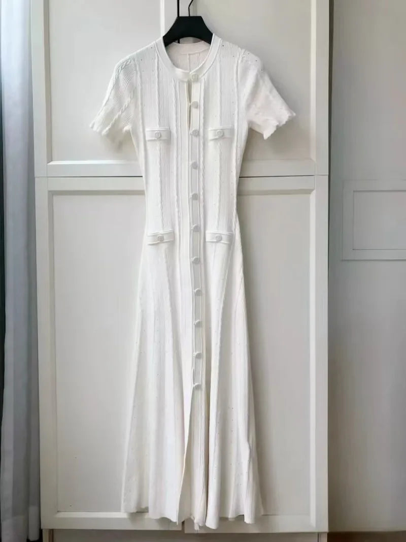 Robe longue élégante en tricot français ajouré, à fils, à simple boutonnage, coupe slim, style vintage à torsades, à boutons, à manches courtes à volants