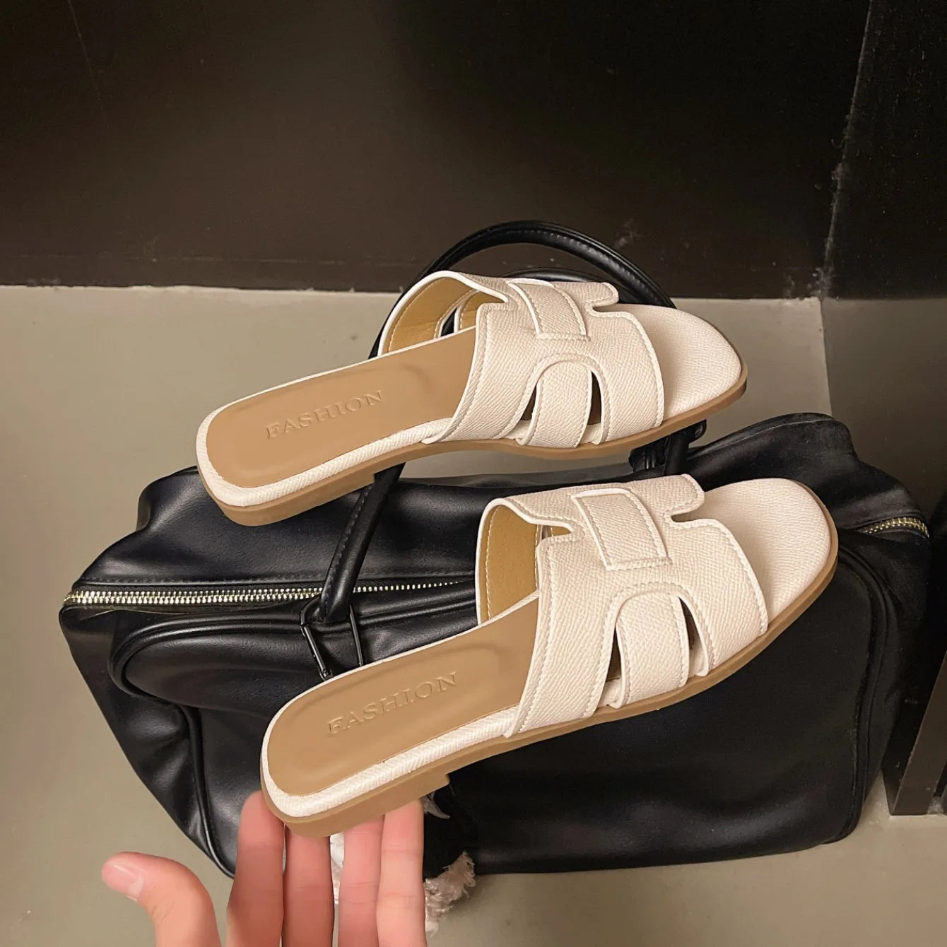 Nouvelles pantoufles d’été tendance pour femmes, sandales plates à bout carré pour femme, bout ouvert, confortables, antidérapantes, claquettes de plage pour femmes, pantoufles pour femmes