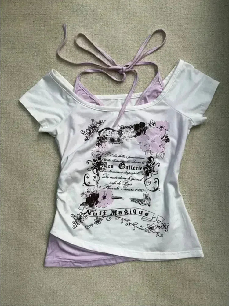 T-shirt vintage Y2K pour femme au design faux deux pièces, coupe slim fit avec épaules dénudées, dos nu à laçage dentelle et imprimé tendance. Un style féminin, sexy et moderne parfait pour toutes les occasions.