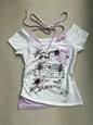 T-shirt vintage Y2K pour femme au design faux deux pièces, coupe slim fit avec épaules dénudées, dos nu à laçage dentelle et imprimé tendance. Un style féminin, sexy et moderne parfait pour toutes les occasions.