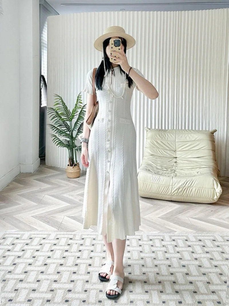Robe longue élégante en tricot français ajouré, à fils, à simple boutonnage, coupe slim, style vintage à torsades, à boutons, à manches courtes à volants