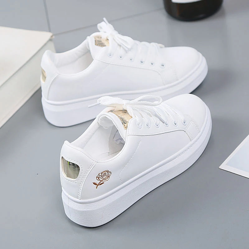 Chaussures décontractées en cuir PU pour femmes, nouvelles chaussures femme 2025, baskets blanches mode brodées, respirantes, à fleurs, à lacets, baskets pour femmes
