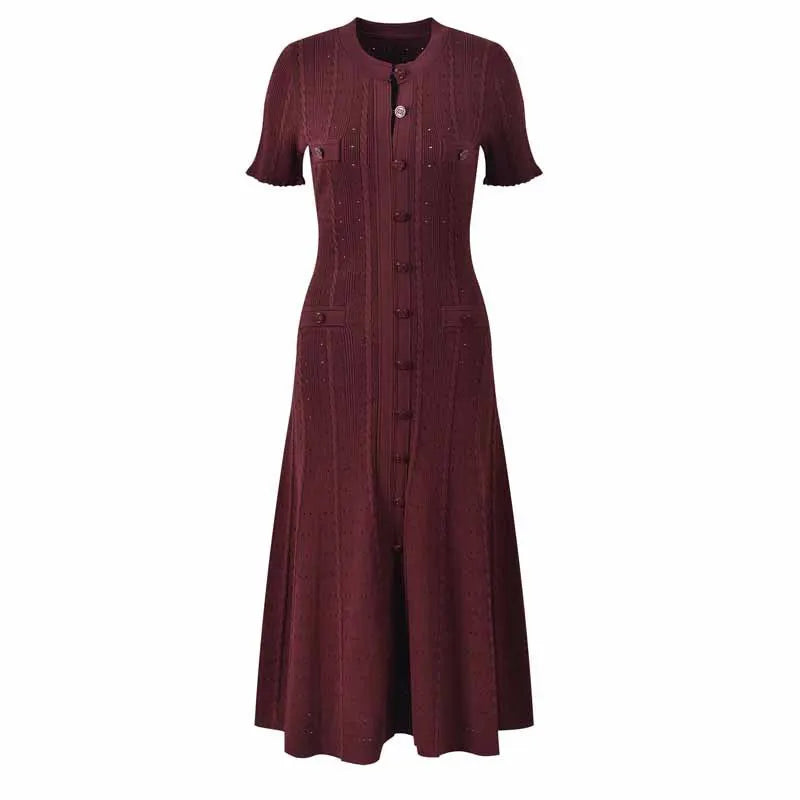 Robe longue élégante en tricot français ajouré, à fils, à simple boutonnage, coupe slim, style vintage à torsades, à boutons, à manches courtes à volants