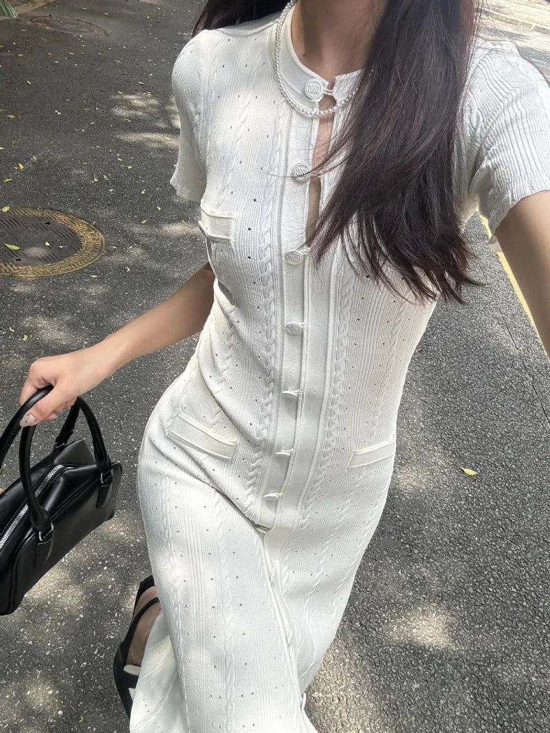 Robe longue élégante en tricot français ajouré, à fils, à simple boutonnage, coupe slim, style vintage à torsades, à boutons, à manches courtes à volants