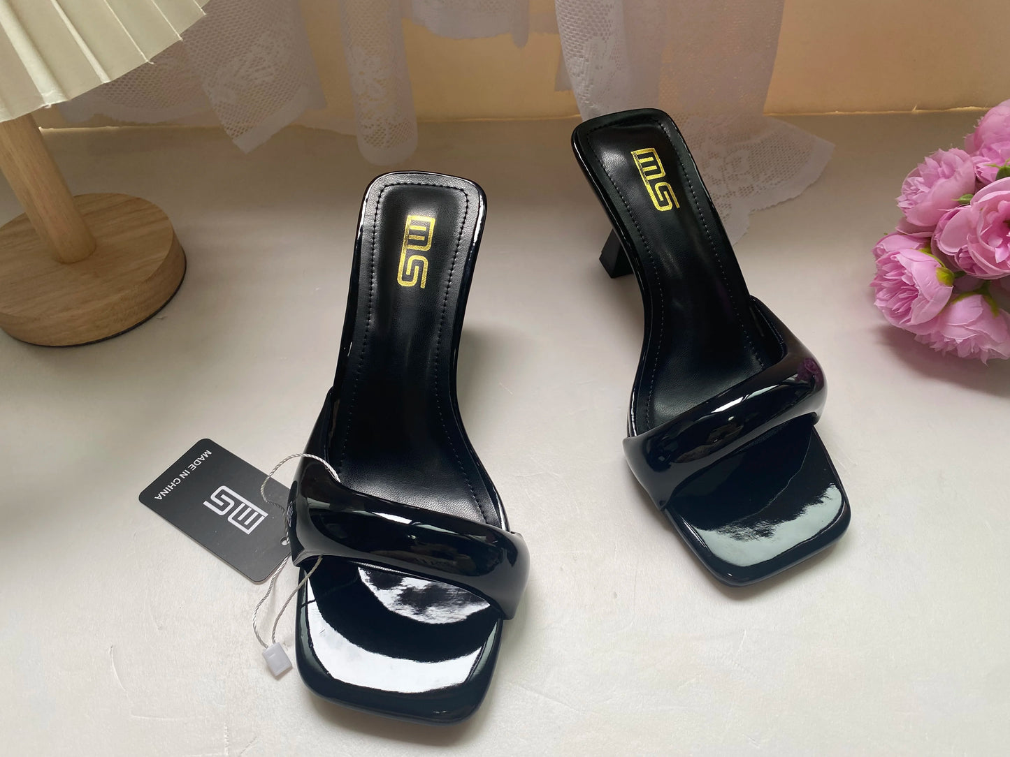 Nouvelles pantoufles pour femmes, sexy, en cuir, à bride arrière, talons aiguilles style romain, élégantes, talon original, bout carré, satinées, à enfiler, chaussures femme Zapatillas