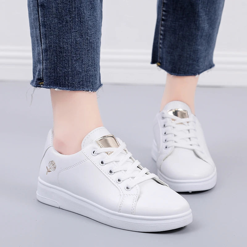 Chaussures décontractées en cuir PU pour femmes, nouvelles chaussures femme 2025, baskets blanches mode brodées, respirantes, à fleurs, à lacets, baskets pour femmes