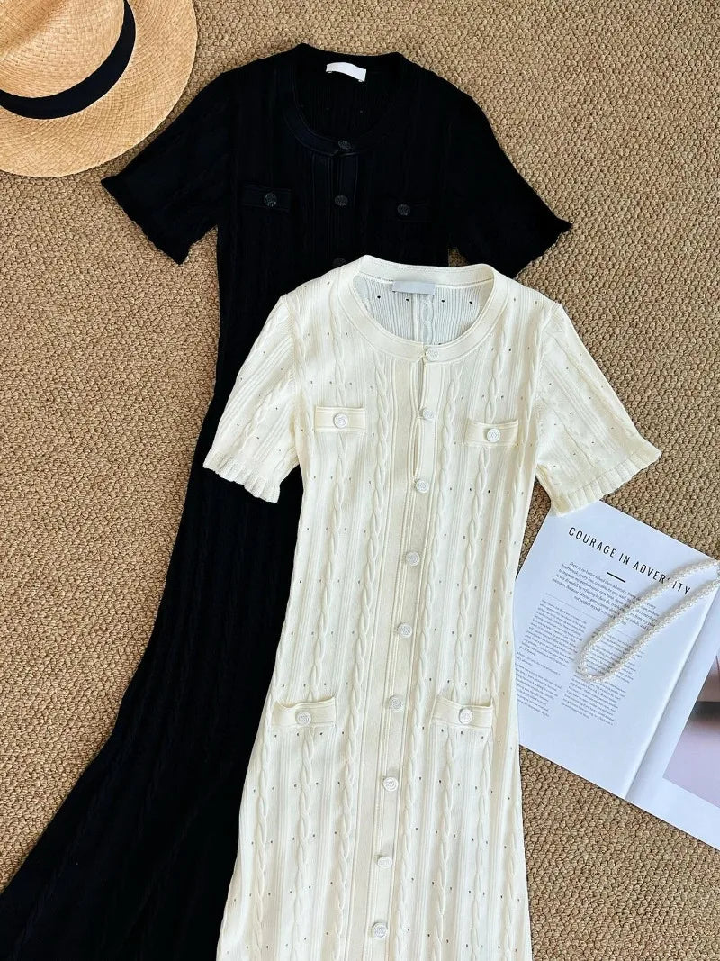 Robe longue élégante en tricot français ajouré, à fils, à simple boutonnage, coupe slim, style vintage à torsades, à boutons, à manches courtes à volants