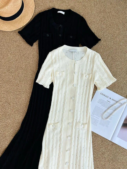 Robe longue élégante en tricot français ajouré, à fils, à simple boutonnage, coupe slim, style vintage à torsades, à boutons, à manches courtes à volants