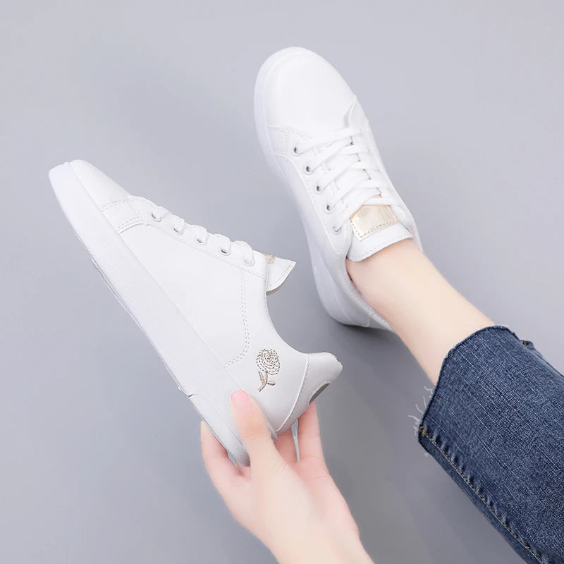 Chaussures décontractées en cuir PU pour femmes, nouvelles chaussures femme 2025, baskets blanches mode brodées, respirantes, à fleurs, à lacets, baskets pour femmes