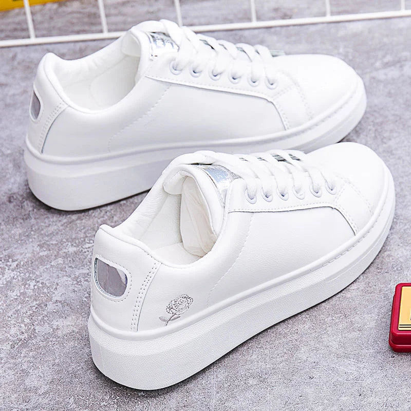 Chaussures décontractées en cuir PU pour femmes, nouvelles chaussures femme 2025, baskets blanches mode brodées, respirantes, à fleurs, à lacets, baskets pour femmes