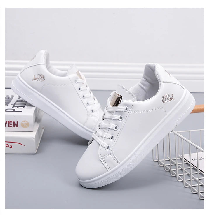 Chaussures décontractées en cuir PU pour femmes, nouvelles chaussures femme 2025, baskets blanches mode brodées, respirantes, à fleurs, à lacets, baskets pour femmes