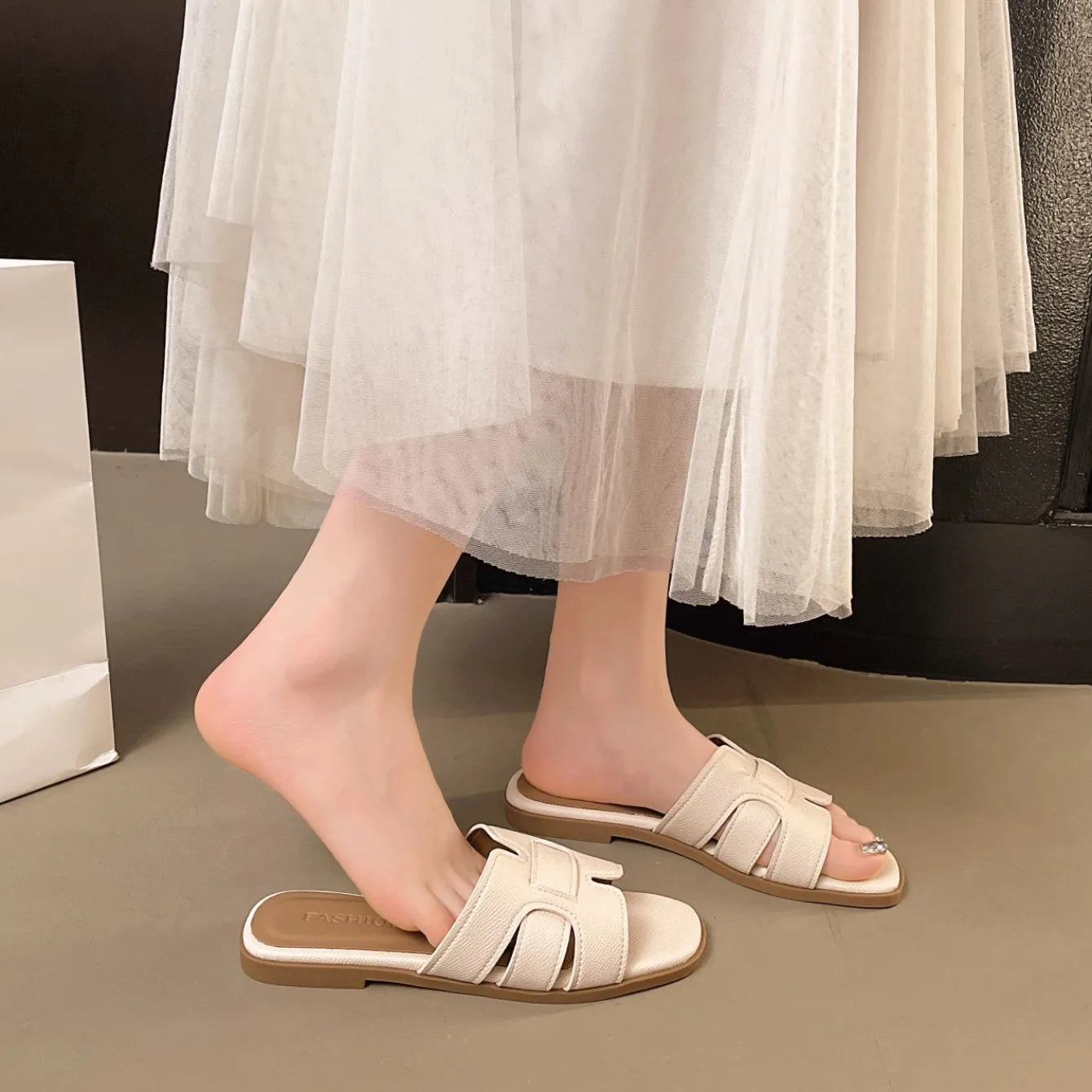 Nouvelles pantoufles d’été tendance pour femmes, sandales plates à bout carré pour femme, bout ouvert, confortables, antidérapantes, claquettes de plage pour femmes, pantoufles pour femmes