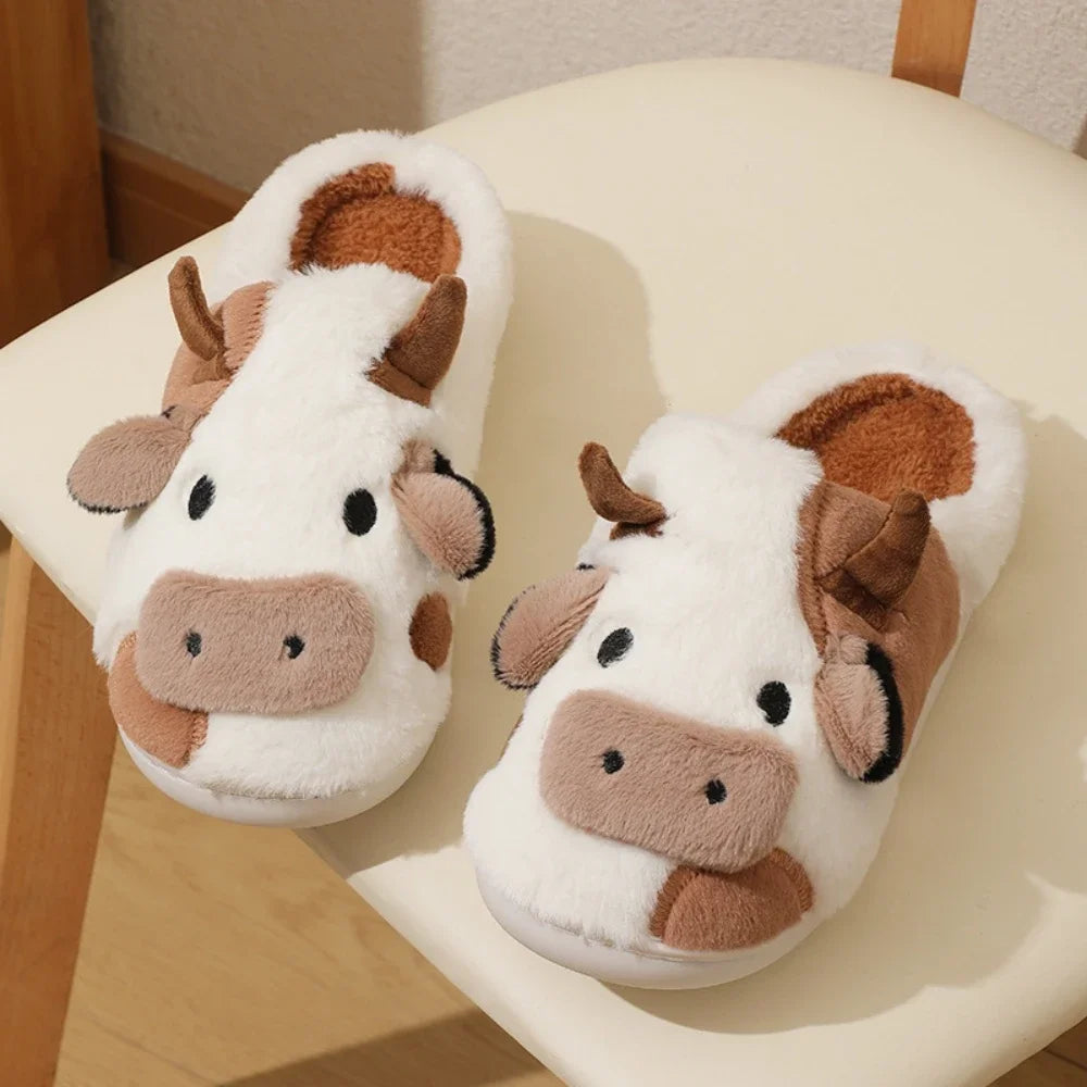 Chaussons d’intérieur d’hiver pour couples, chauds et en peluche, style neutre avec motif vache cartoon, antidérapants, confortables, en coton, pour hommes et femmes