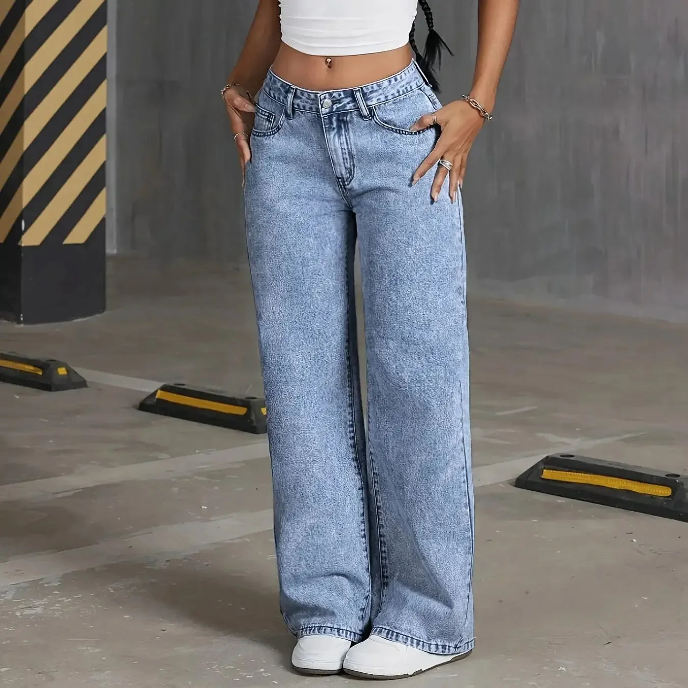 Pantalon large en denim délavé polyvalent et à la mode pour femmes avec broderie de nœud sur la poche arrière