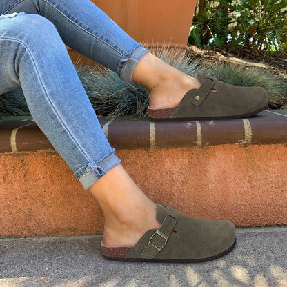 Mules en daim pour femmes Comwarm Fashion, pantoufles, sabots pour hommes, sandales à semelle intérieure en liège avec soutien de la voûte plantaire, claquettes d’extérieur pour la plage, chaussures d’intérieur
