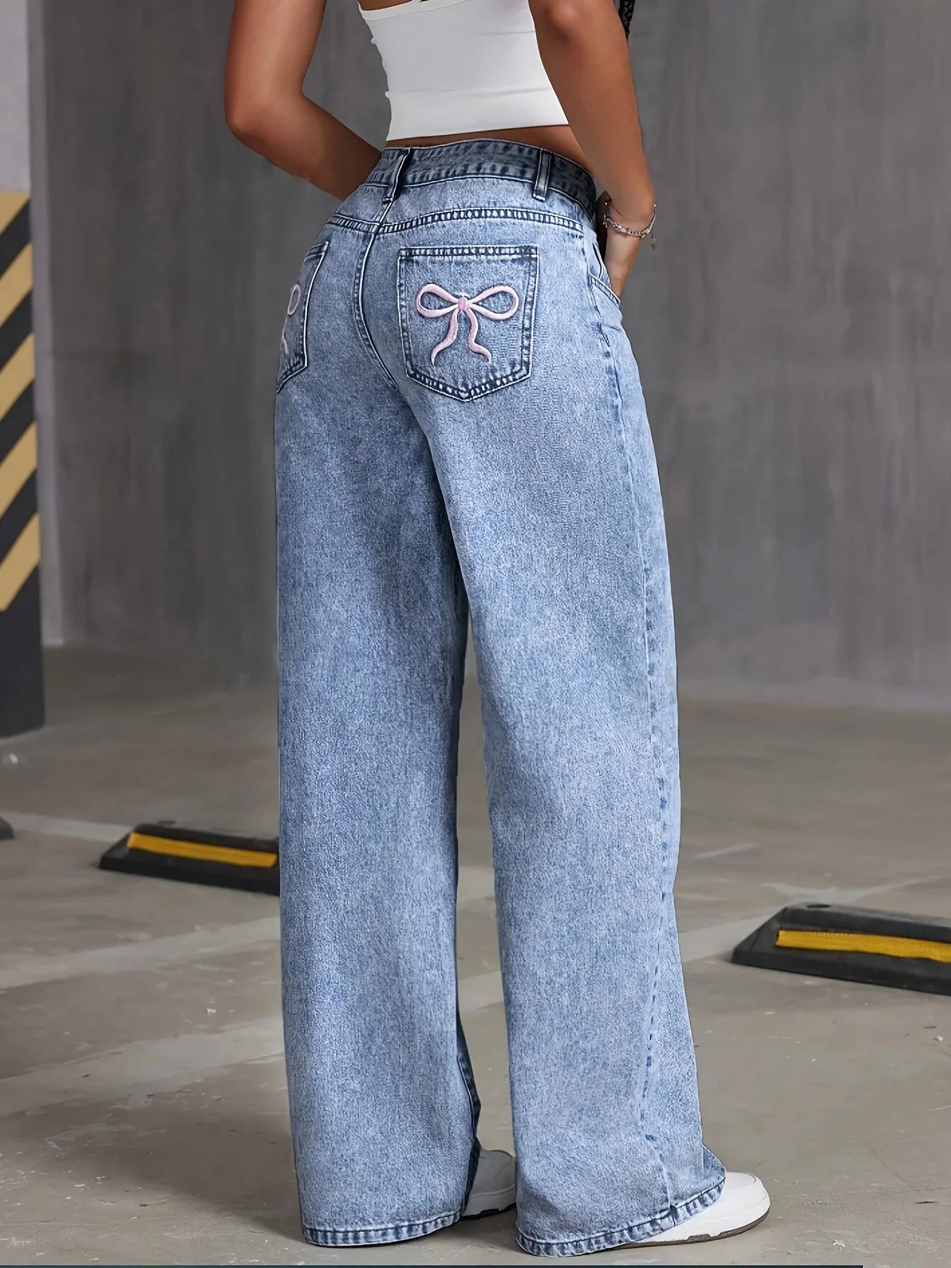 Pantalon large en denim délavé polyvalent et à la mode pour femmes avec broderie de nœud sur la poche arrière