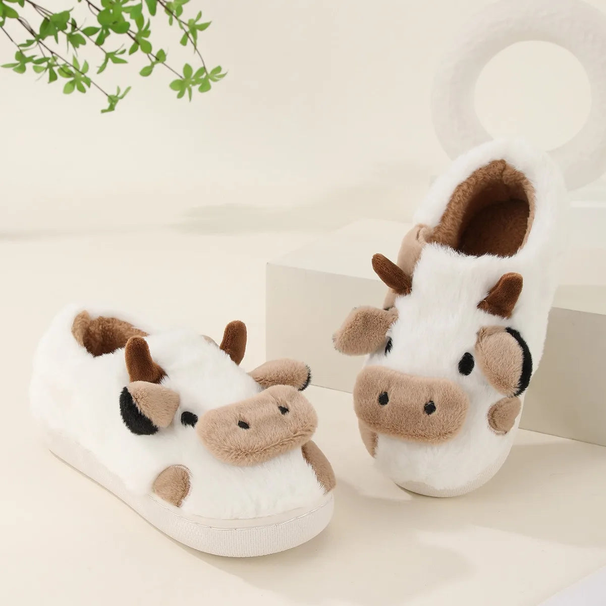 Chaussons d’intérieur d’hiver pour couples, chauds et en peluche, style neutre avec motif vache cartoon, antidérapants, confortables, en coton, pour hommes et femmes