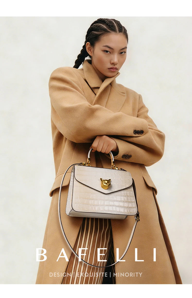 Le sac à main en cuir véritable BAFELLI au motif crocodile tendance est doté d’une bandoulière amovible en cuir de vache, adaptée au port à la main.