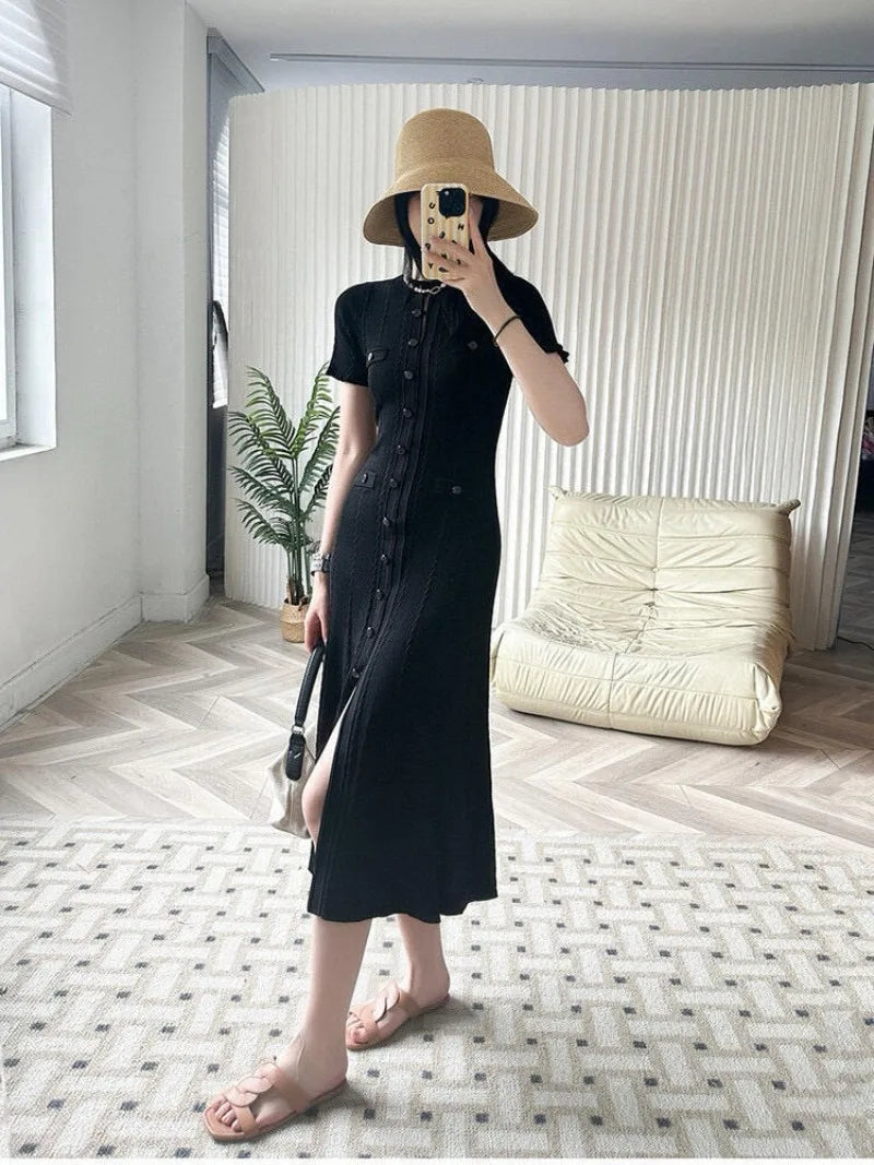 Robe longue élégante en tricot français ajouré, à fils, à simple boutonnage, coupe slim, style vintage à torsades, à boutons, à manches courtes à volants