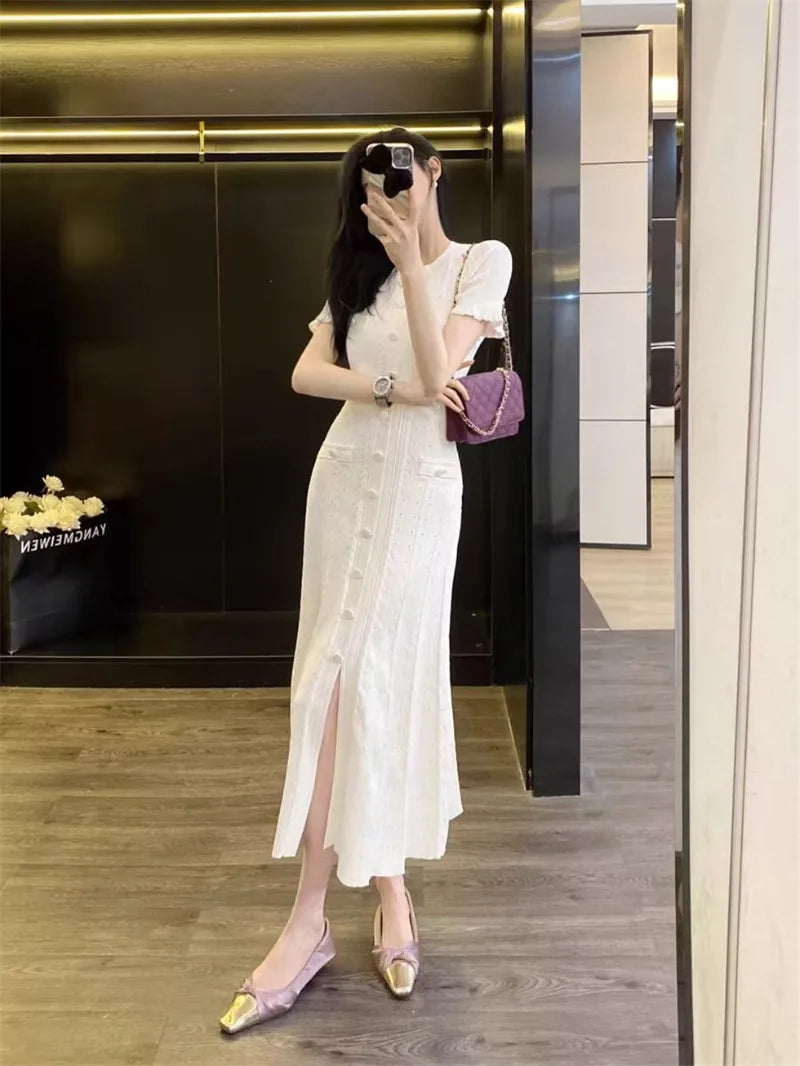 Robe longue élégante en tricot français ajouré, à fils, à simple boutonnage, coupe slim, style vintage à torsades, à boutons, à manches courtes à volants