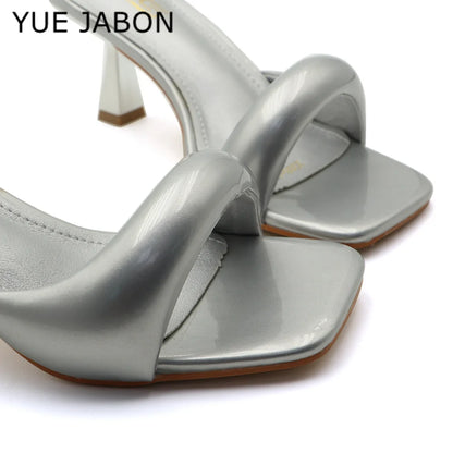 Nouvelles pantoufles pour femmes, sexy, en cuir, à bride arrière, talons aiguilles style romain, élégantes, talon original, bout carré, satinées, à enfiler, chaussures femme Zapatillas