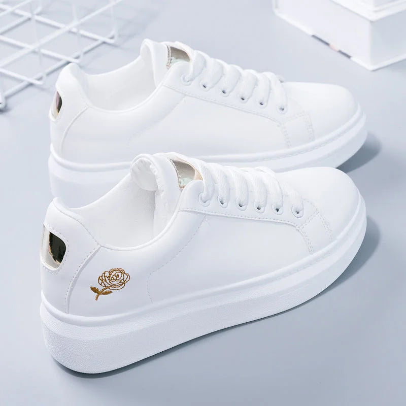 Chaussures décontractées en cuir PU pour femmes, nouvelles chaussures femme 2025, baskets blanches mode brodées, respirantes, à fleurs, à lacets, baskets pour femmes