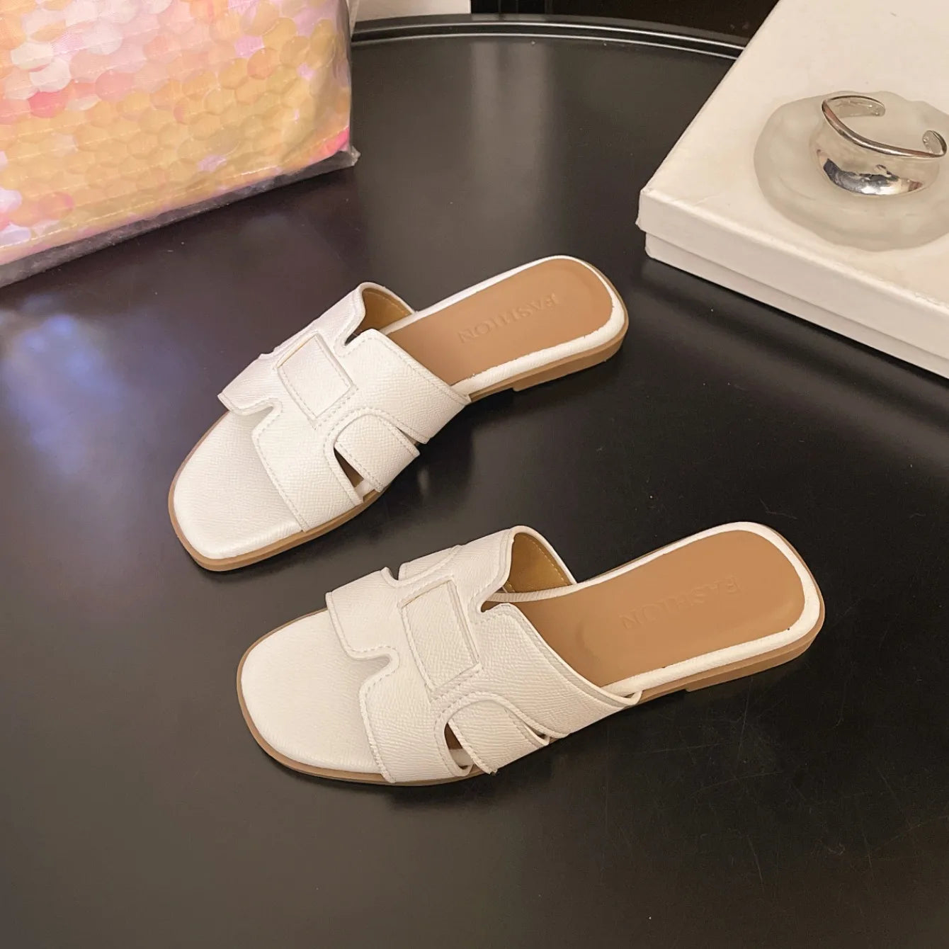 Nouvelles pantoufles d’été tendance pour femmes, sandales plates à bout carré pour femme, bout ouvert, confortables, antidérapantes, claquettes de plage pour femmes, pantoufles pour femmes