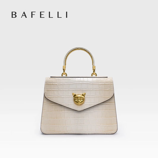 Le sac à main en cuir véritable BAFELLI au motif crocodile tendance est doté d’une bandoulière amovible en cuir de vache, adaptée au port à la main.