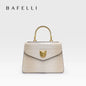 Le sac à main en cuir véritable BAFELLI au motif crocodile tendance est doté d’une bandoulière amovible en cuir de vache, adaptée au port à la main.