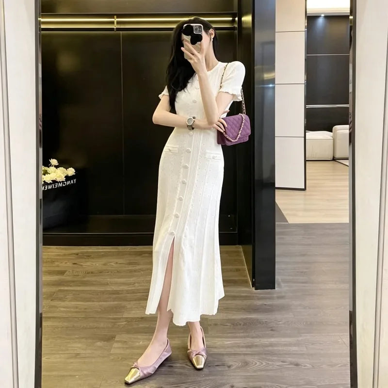 Robe longue élégante en tricot français ajouré, à fils, à simple boutonnage, coupe slim, style vintage à torsades, à boutons, à manches courtes à volants