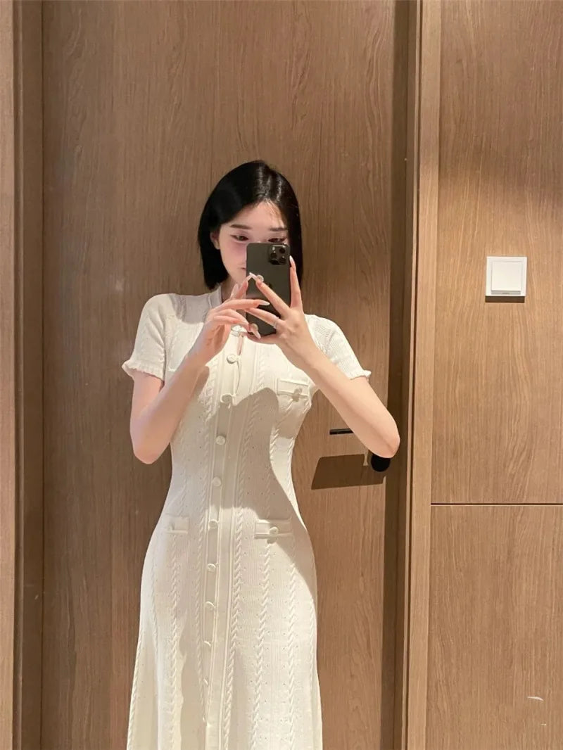 Robe longue élégante en tricot français ajouré, à fils, à simple boutonnage, coupe slim, style vintage à torsades, à boutons, à manches courtes à volants