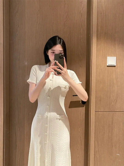 Robe longue élégante en tricot français ajouré, à fils, à simple boutonnage, coupe slim, style vintage à torsades, à boutons, à manches courtes à volants
