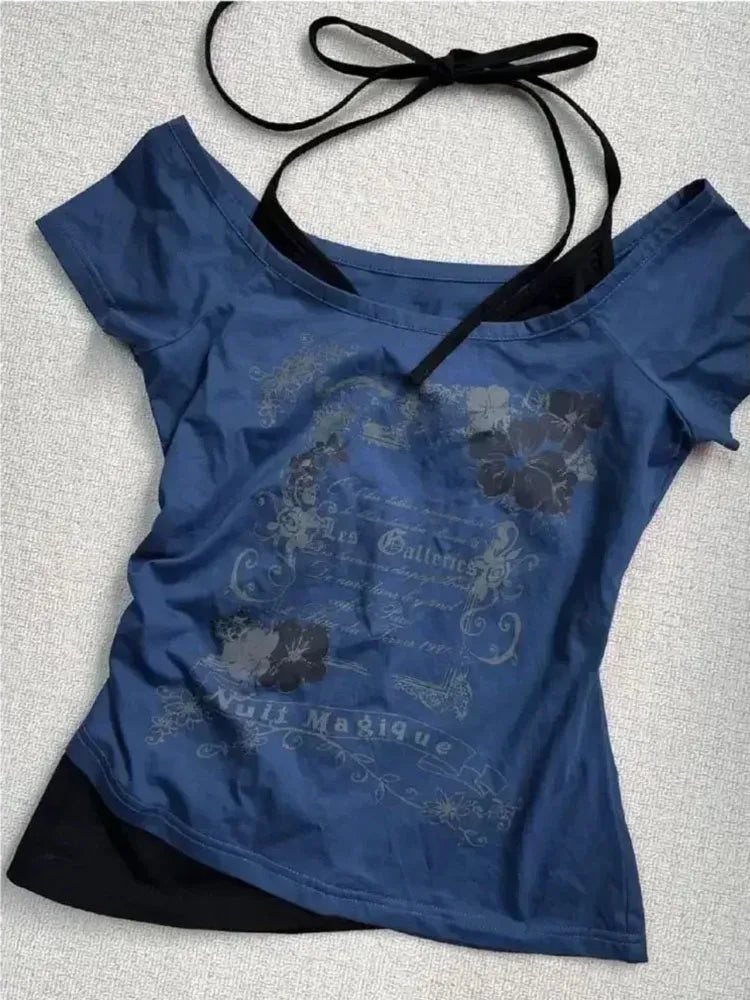 T-shirt vintage Y2K pour femme au design faux deux pièces, coupe slim fit avec épaules dénudées, dos nu à laçage dentelle et imprimé tendance. Un style féminin, sexy et moderne parfait pour toutes les occasions.