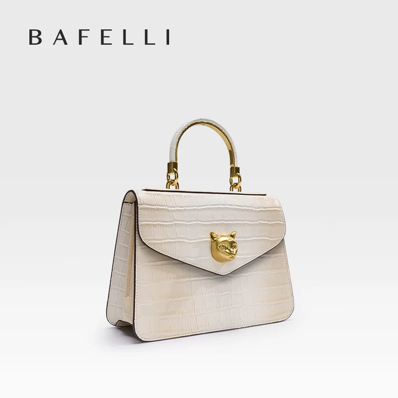 Le sac à main en cuir véritable BAFELLI au motif crocodile tendance est doté d’une bandoulière amovible en cuir de vache, adaptée au port à la main.