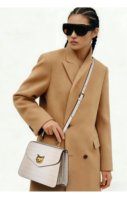 Le sac à main en cuir véritable BAFELLI au motif crocodile tendance est doté d’une bandoulière amovible en cuir de vache, adaptée au port à la main.