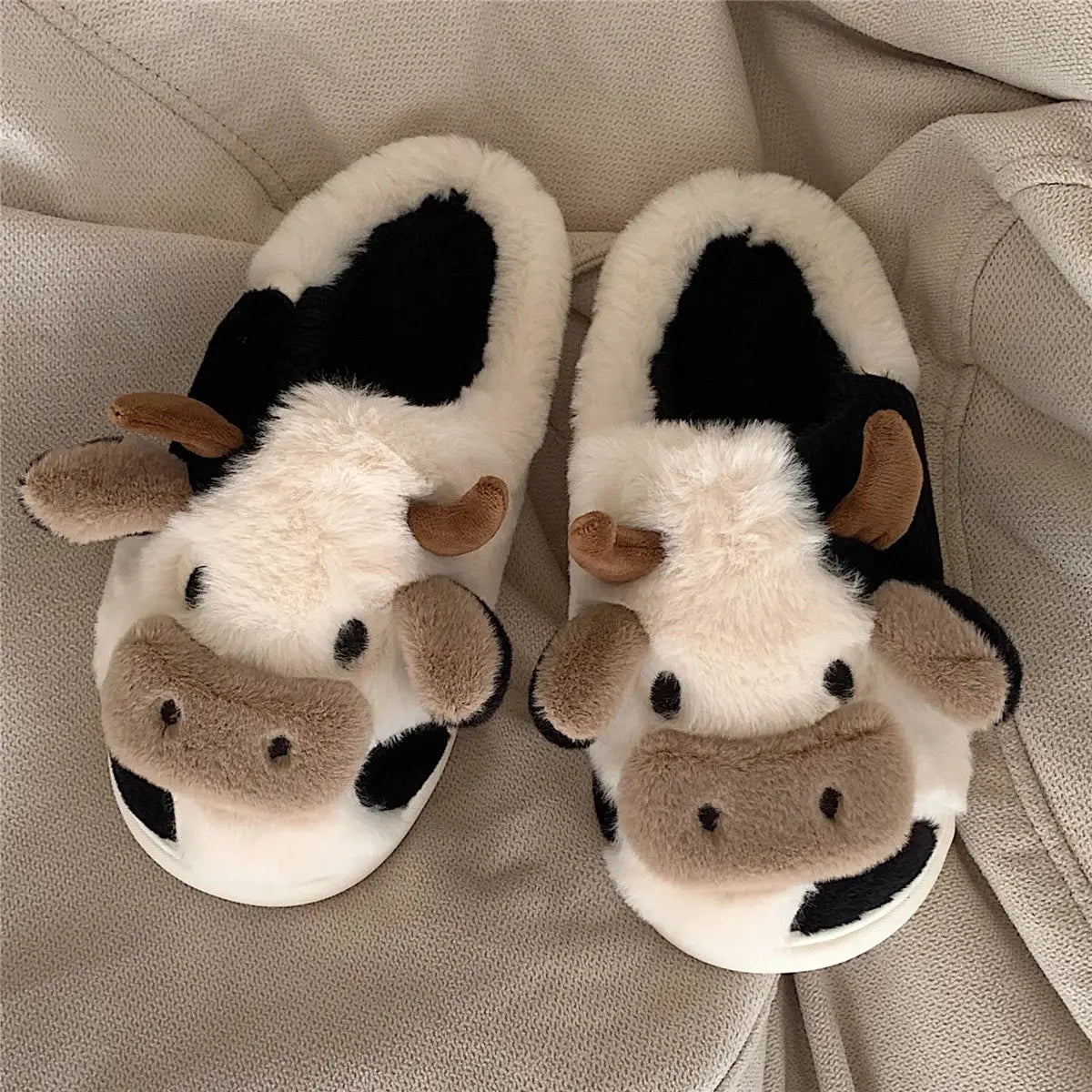 Chaussons d’intérieur d’hiver pour couples, chauds et en peluche, style neutre avec motif vache cartoon, antidérapants, confortables, en coton, pour hommes et femmes