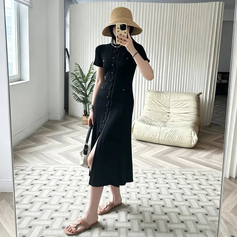 Robe longue élégante en tricot français ajouré, à fils, à simple boutonnage, coupe slim, style vintage à torsades, à boutons, à manches courtes à volants