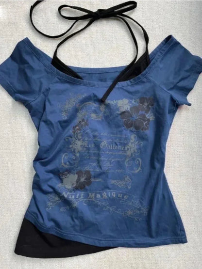 T-shirt vintage Y2K pour femme au design faux deux pièces, coupe slim fit avec épaules dénudées, dos nu à laçage dentelle et imprimé tendance. Un style féminin, sexy et moderne parfait pour toutes les occasions.