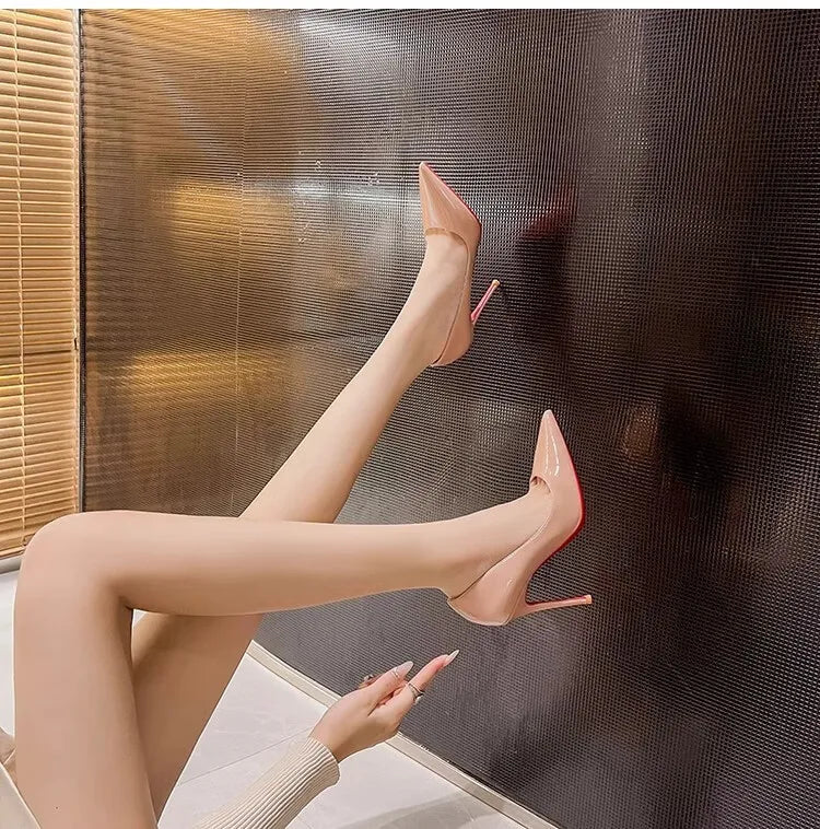 Chaussures pour femme tendance 2026 de luxe à semelles rouges, talons hauts, escarpins à bout pointu et talons aiguilles de 12 cm, confortables pour soirées, robes de cérémonie et mariages.