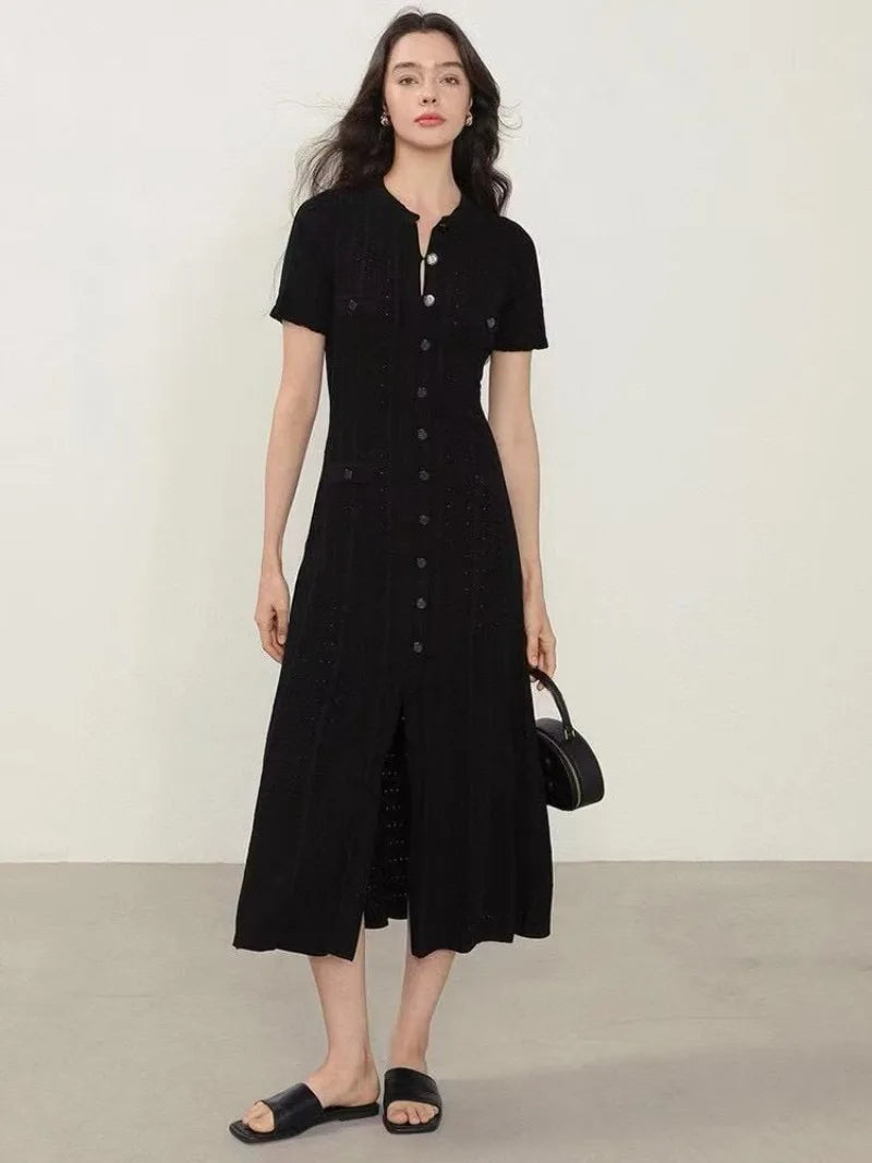 Robe longue élégante en tricot français ajouré, à fils, à simple boutonnage, coupe slim, style vintage à torsades, à boutons, à manches courtes à volants