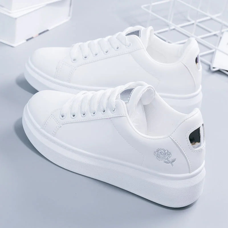 Chaussures décontractées en cuir PU pour femmes, nouvelles chaussures femme 2025, baskets blanches mode brodées, respirantes, à fleurs, à lacets, baskets pour femmes