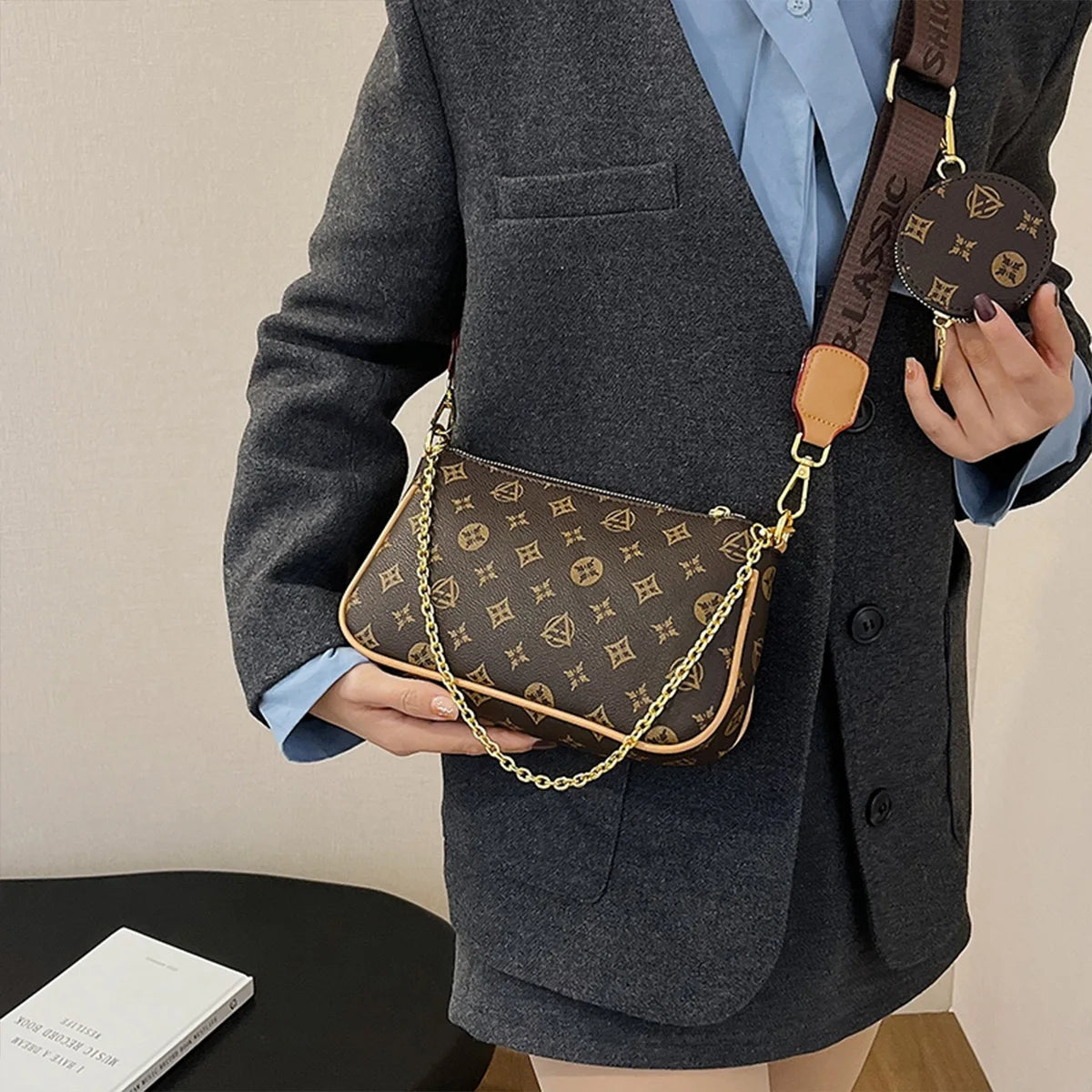 Sac à bandoulière mode pour femme avec imprimé floral et lettres, chaîne, grande capacité, fermeture éclair, sangle ajustable, mini pochette attachée, pour les trajets quotidiens