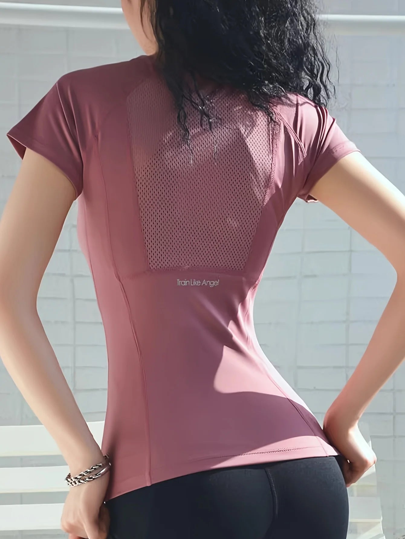 T-shirt de sport pour femmes, été, respirant, dos sexy, tenue de fitness, séchage rapide, haut à manches courtes pour la course, l’entraînement et le yoga
