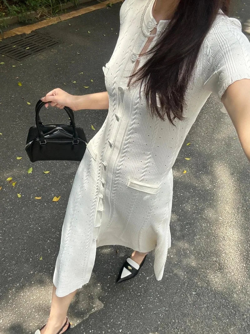 Robe longue élégante en tricot français ajouré, à fils, à simple boutonnage, coupe slim, style vintage à torsades, à boutons, à manches courtes à volants